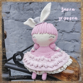 Кукла Зайка-зефирка вязаная крючком Doll Crochet Bunny Marshmallow Crochetconfetti перевод
