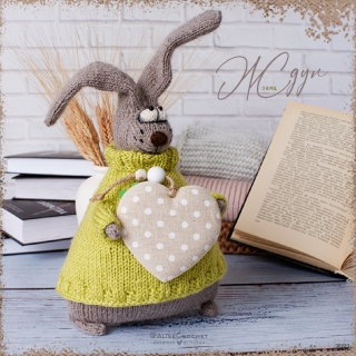 вязаная спицами шерстяная игрушка потешный заяц ждун в салатовом свитере на проволочном каркасе knitted woolen toy amusing rabbit waiting in a light g