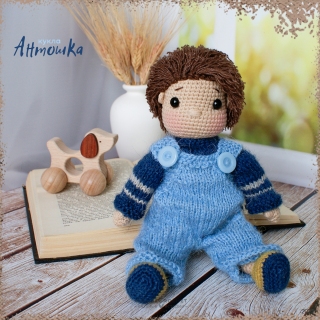 вязаная крючком интерьерная кукла мальчик Антошка в синем костюме crochet interior doll boy Antoshka in a blue suit