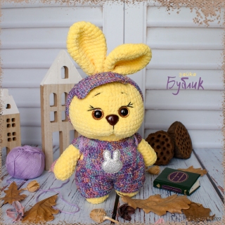 вязаная крючком плюшевая игрушка заяц кролик бублик с рюкзаком и конфетами crochet plush toy hare rabbit bagel with backpack and sweets
