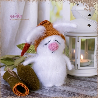 вязаная спицами шерстяная игрушка сонный заяц с подушкой и одеялом анна карелина knitted woolen toy sleepy hare with a pillow and a blanket anna karelina