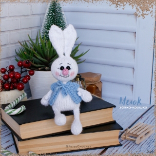 вязаная спицами шерстяная интерьерная игрушка белый заяц кролик в кофточке с розовым носом knitted wool interior toy white hare rabbit in a blouse with a pink nose