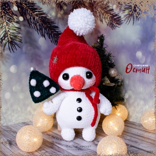 вязаная крючком плюшевая детская интерьерная игрушка зимний белый снеговик в шаке эльфа с помпном и елочкой crochet plush children's interior toy wint
